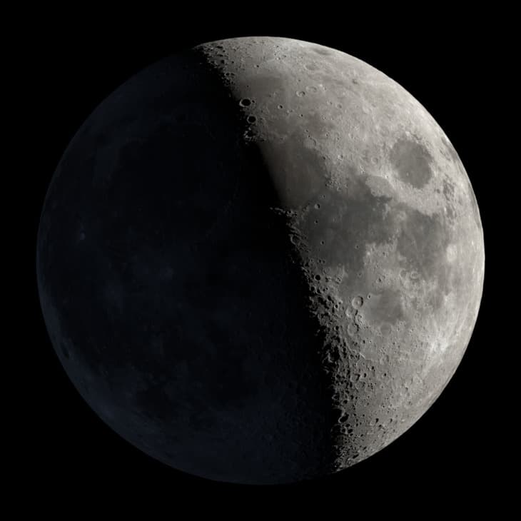 Lua 44% iluminada