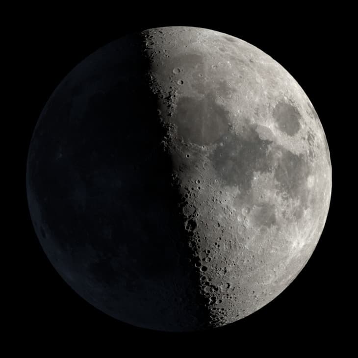 Lua 54% iluminada