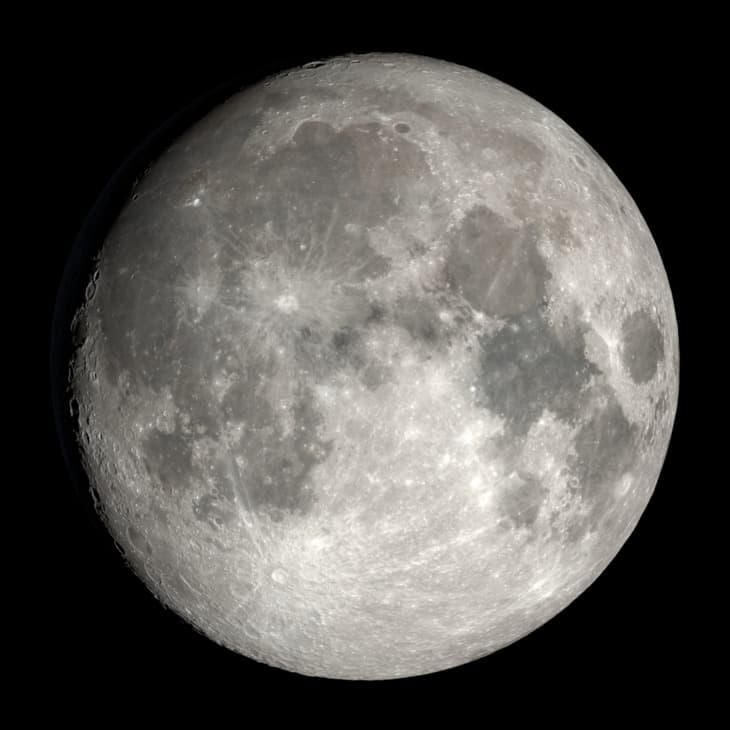 Lua 99% iluminada